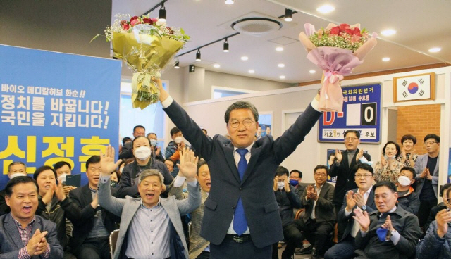 15일 오후 전남 나주화순 선거구에 출마한 더불어민주당 신정훈 후보가 당선이 확실시되자 꽃다발을 든 손을 번쩍 올리고 있다. 2020.4.15 / 사진=더불어민주당 신정훈 후보 선거사무소 제공