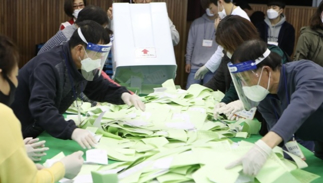 제21대 국회의원의 투표가 마감된 15일 오후 부산 동래중학교체육관에 마련된 동래구개표소에서 개표 사무원들이 투표용지 개표작업을 하고 있다. / 사진=연합뉴스