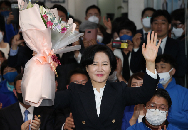 더불어민주당 서울 동작을 이수진 후보가 16일 서울 동작구 선거사무실에서 당선이 확실시되자 축하받고 있다. /연합뉴스