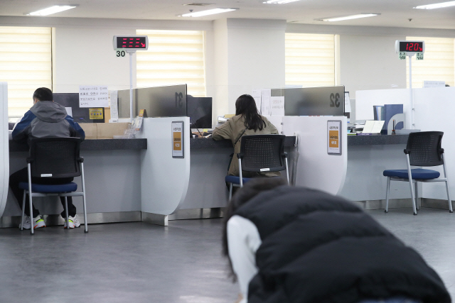지난 14일 서울 마포구 서울서부고용복지센터에서 구직자들이 취업 상담을 받고 있다. /연합뉴스