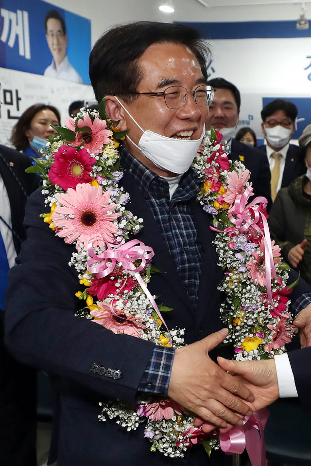 제21대 총선 인천 연수을 더불어민주당 정일영 후보가 16일 오전 인천시 연수구 자신의 선거사무소에서 당선이 확실시된다는 소식을 들은 뒤 기뻐하고 있다. /연합뉴스