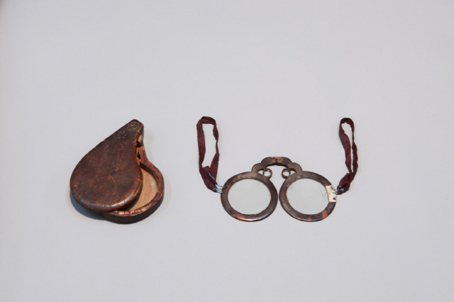 16세기 조선 사람으로 명나라 사신이기도 했던 김성일의 안경. 실학박물관 소장품이다. /사진제공=실학박물관