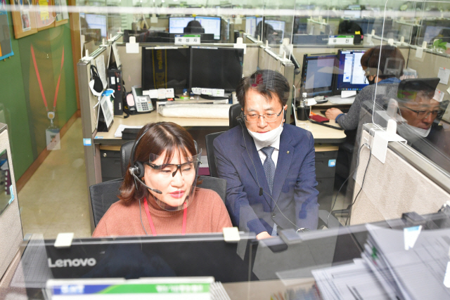 손병환(오른쪽) NH농협은행장이 14일 서울 용산에 있는 고객행복센터를 찾아 콜센터 직원의 비상근무 현황을 점검하고 있다. 이번 방문은 코로나19로 고객들의 영업점 방문 대신 전화 상담과 비대면 거래가 늘어나고 있는 가운데 피해 고객 지원과 비상근무 체제를 병행하고 있는 직원들을 격려하기 위해서다./사진제공=농협은행