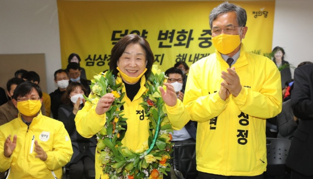 16일 오전 경기도 고양시 화정동 선거사무소에서 정의당 심상정 대표가 지지자들의 요청에 포즈를 취하고 있다. / 사진=연합뉴스