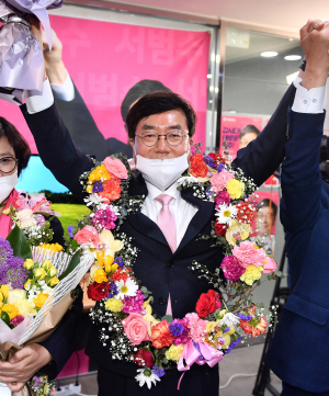 21대 총선에서 울산 울주군 미래통합당 서범수 후보가 15일 자신의 선거사무소에서 당선이 확실시된다는 개표 방송을 본 뒤 꽃다발을 목에 걸고 환호하고 있다. /연합뉴스