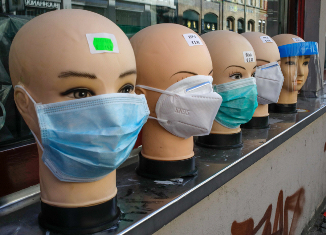 독일에서 코로나19가 확산하는 가운데 지나 9일(현지시간) 다양한 마스크와 얼굴 가리개(맨 오른쪽)가 베를린의 한 상점에 판매를 위해 전시돼 있다. /베를린=AFP연합뉴스