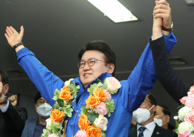 16일 오전 대전시 중구 황운하 더불어민주당 후보 사무실에서 황 후보가 당선이 확정되자 꽃다발을 받고 완호하고 있다./대전=연합뉴스