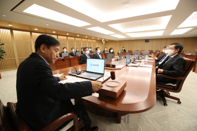 이주열(왼쪽) 한국은행 총재가 16일 한은 본관에서 임시 금융통화위원회 회의를 주관하고 있다./사진제공 = 한은