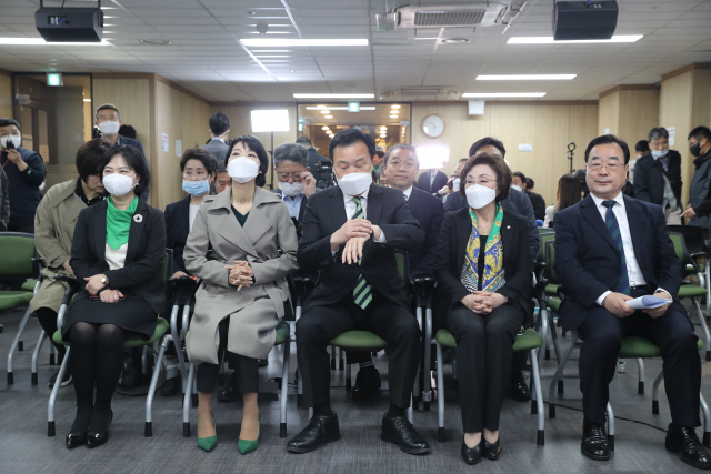 손학규(왼쪽 세번째) 민생당 상임선대위원장과 김정화(왼쪽 두번째) 공동선대위원장이 15일 오후 서울 여의도 당사에서 제21대 국회의원선거 출구조사 결과 발표를 기다리고  있다./연합뉴스