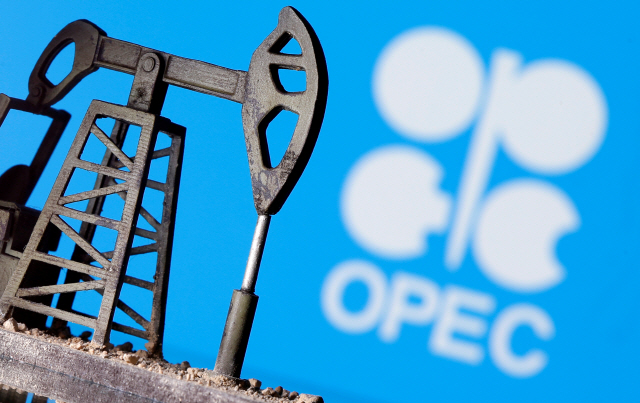석유수출국기구(OPEC) 로고 앞에 세워진 3D 석유 펌프잭 /로이터연합뉴스