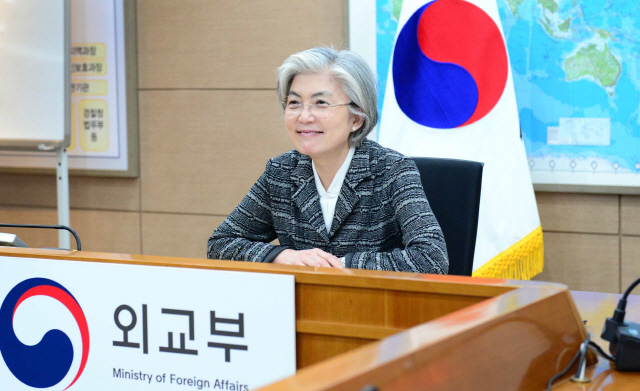 강경화 '코로나19로 전세계 여성 경제적 어려움 우려'