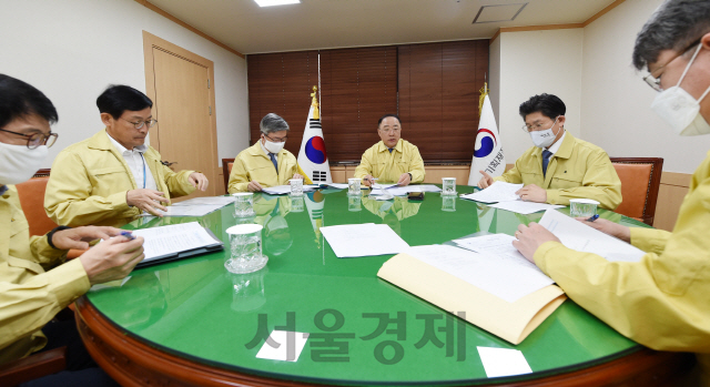 홍남기 부총리 겸 기획재정부 장관이 17일 서울 광화문 정부서울청사에서 코로나19와 관련 3월 고용동향을 주요내용으로 관계장관회의를 주재하고 있다. /사진제공=기재부