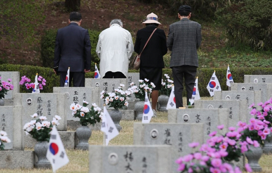서울 강북구 국립4·19민주묘지에서 유족들이 참배를 하고 있다.   /연합뉴스