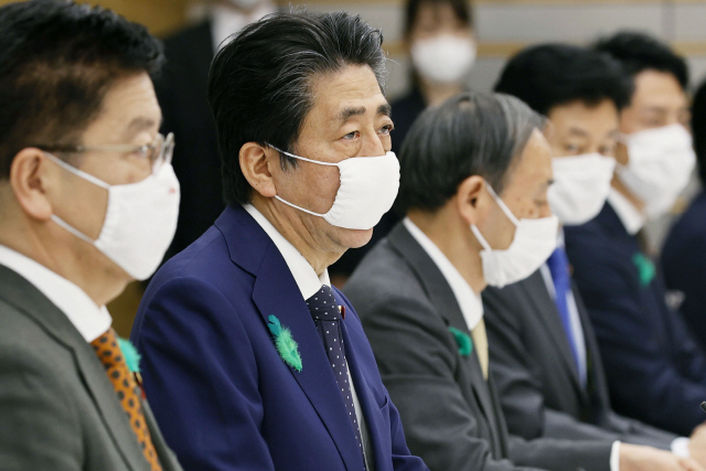 아베 신조(왼쪽 두번째) 일본 총리가 16일 도쿄 총리관저에서 열린 코로나19 대책본부 회의에서 마스크를 쓴 채 발언하고 있다. /도쿄=교도연합뉴스