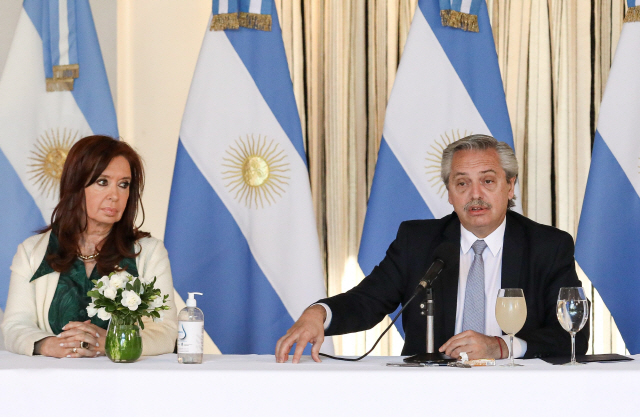 알베르토 페르난데스(오른쪽) 아르헨티나 대통령이 16일(현지시간) 부에노스아이레스에 위치한 대통령궁에서 크리스티나 페르난데스 부통령과 함께 회의를 열고 발언하고 있다. /부에노스아이레스=AFP연합뉴스