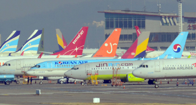 김포국제공항 항공기 주기장에 발이 묶인  국적 항공사 항공기들이 주기해 있다./이호재기자