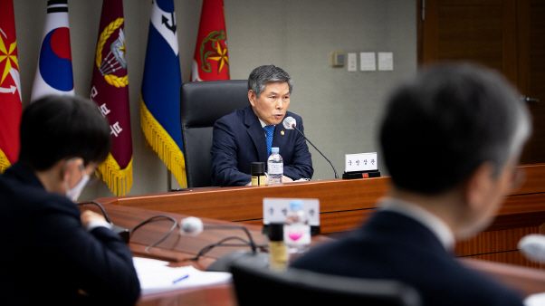 정경두 국방부 장관이 17일 서울 용산구 국방부에서 열린 최근 발생한 군 기지 민간인 무단 침입 관련 경계작전태세 확립을 위한 추진평가 화상회의에서 군의 신뢰회복을 강조하고 있다.   /사진제공=국방부