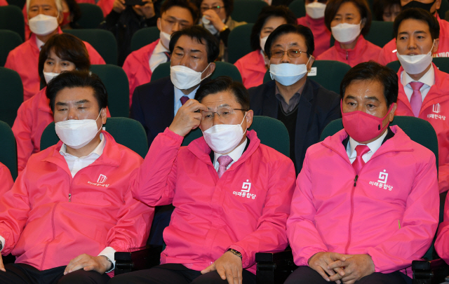 15일 출구조사 직후 굳은 표정을 짓는 미래통합당 당직자들. /연합뉴스