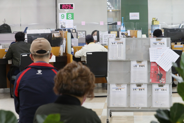 신종 코로나바이러스 감염증(코로나19) 사태로 신규 고용이 급감하고 일시휴직자가 사상 최대로 급증하면서 지방자치단체의 고용복지센터를 찾는 시민들이 늘고 있다.                                                                                             /연합뉴스