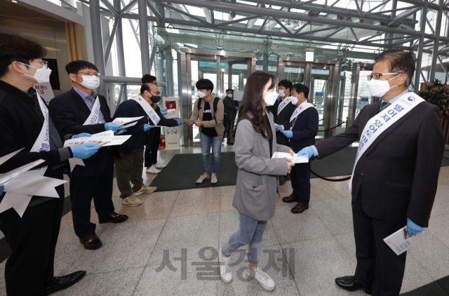 코로나 확진자 '0' 인천공항공사, 서울지방항공청과 '사회적 거리두기' 캠페인