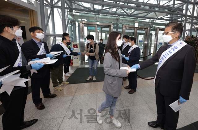 17일 인천공항공사와 서울지방항공청이 합동으로 시행한 사회적 거리두기 캠페인에서 김철환(오른쪽) 서울지방항공청장 사장과 관계자들이 공사 직원들에게 직장 내 코로나19 예방수칙이 담긴 리플렛을 배포하고 있다./사진=인천공항공사