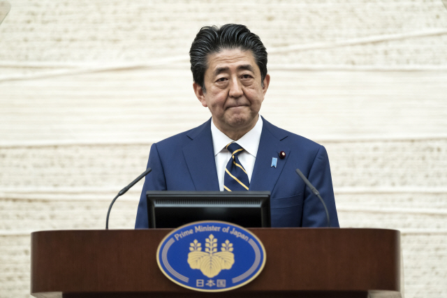지난 7일 아베 신조 일본 총리가 도쿄 총리관저에서 기자회견을 하고 있다. /도쿄=AP연합뉴스