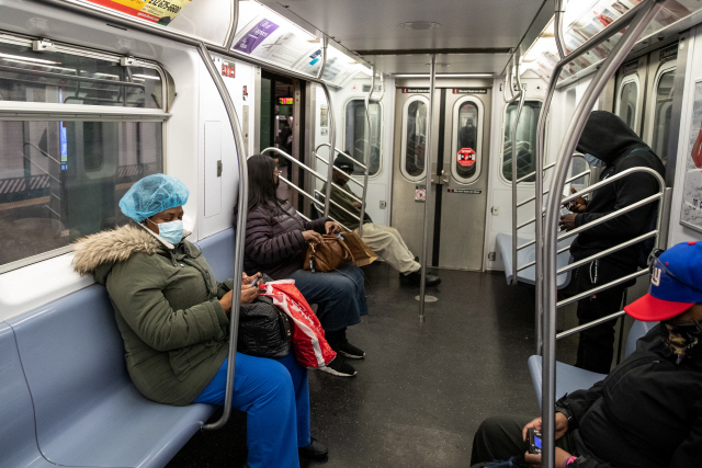 코로나19로 마스크를 쓴 뉴욕지하철 승객들. /로이터연합뉴스