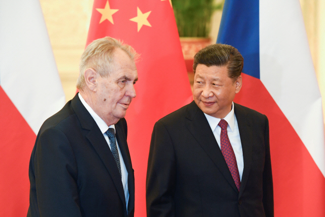 시진핑(오른쪽) 중국 국가주석이 밀로스 제만 체코 대통령과 함께 걷고 있다. /로이터연합뉴스
