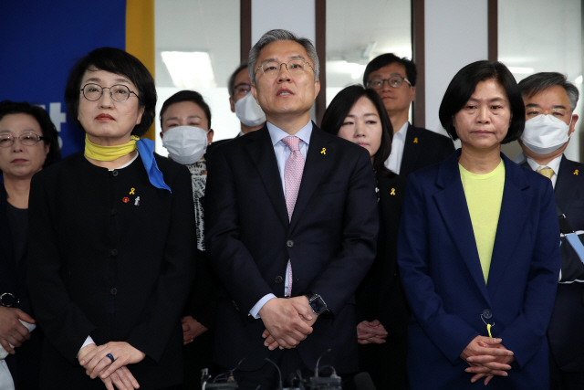 16일 오전 서울 영등포구 여의도 열린민주당 당사에서 열린 제21대 국회의원 선거 결과 기자회견에서 당선이 확정된 최강욱 후보(가운데)가 당선 소감을 밝히고 있다. /사진=연합뉴스