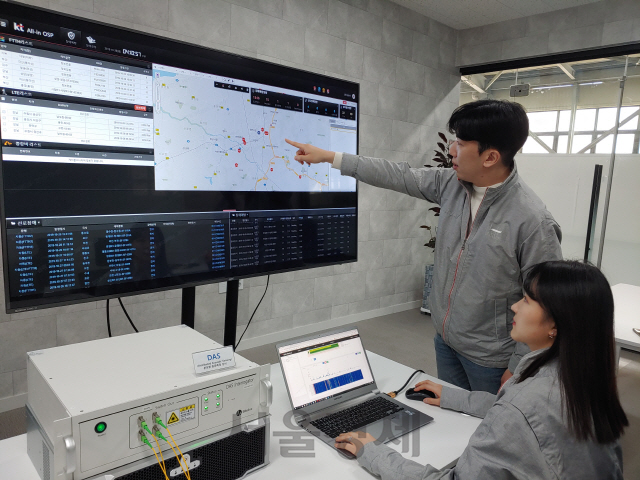 KT융합기술원 연구원들이 ‘분포형 음파 센싱 플랫폼’으로 지하 시설물의 위험 여부를 확인하고 있다./사진제공=KT