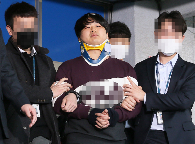 지난달 25일 온라인 메신저 텔레그램에서 미성년자를 포함한 여성의 성착취물을 제작·유포하고 협박한 혐의를 받는 ‘박사방’ 운영자 조주빈(24)이 서울 종로경찰서에서 검찰에 송치되고 있다. /오승현기자