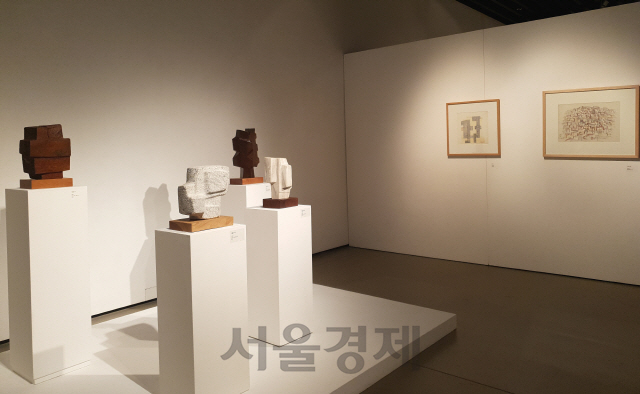 각진 기하학적 형상이 두상을 연상시키는 김종영의 1970년대 조각과 1976년작 ‘산동네 풍경’(오른쪽부터)과 ‘드로잉’