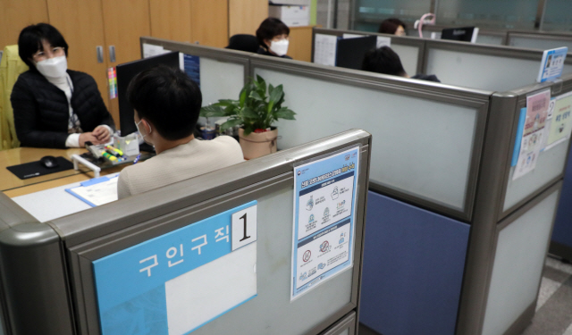 지난 17일 서울 성동구청 희망일자리센터에서 한 시민이 상담을 하고 있다. /연합뉴스