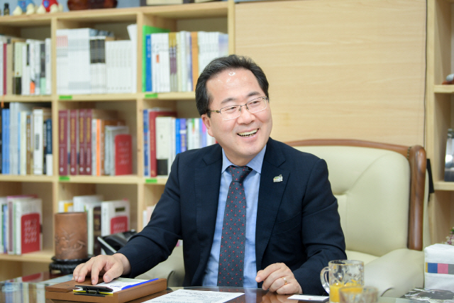 허석 순천시장이 서울경제와의 인터뷰에서 교육·생태·경제의 영어 앞글자를 딴 ‘3E 프로젝트’를 설명하고 있다./사진제공=순천시