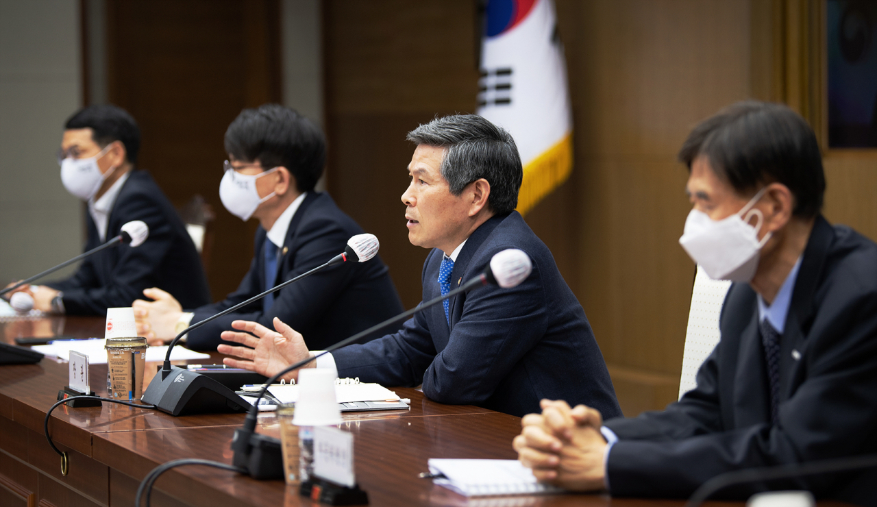 정경두 국방부 장관이 17일 오후 서울 용산구 국방부 대회의실에서 열린 '1/4분기 국방개혁 2.0·스마트 국방혁신 추진점검회의'에서 발언하고 있다. / 국방부 제공