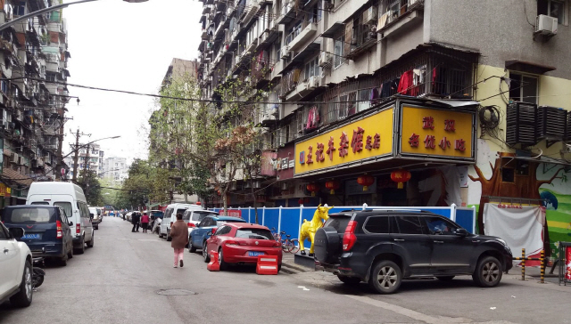 지난 6일 중국 후베이성 우한에 대한 봉쇄 해제일이 이틀 남은 상황에서 우한의 한 주택가에 일부 주민들이 외출해 돌아다니는 모습. /연합뉴스