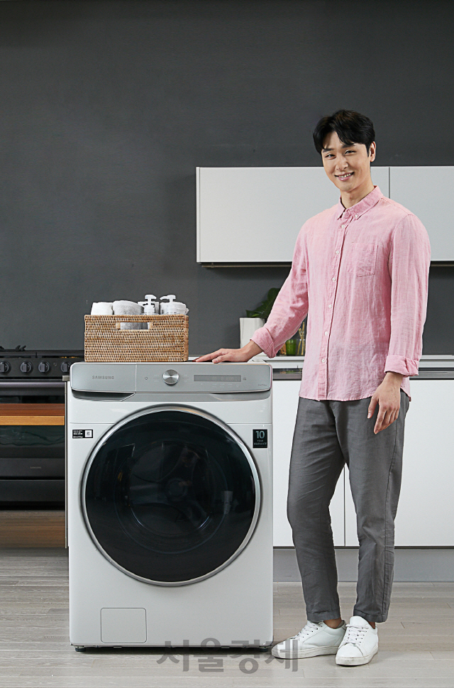 삼성전자 브랜드 모델이 국내 최대 용량인 그랑데AI24kg 세탁기를 소개하고 있다./사진제공=삼성전자