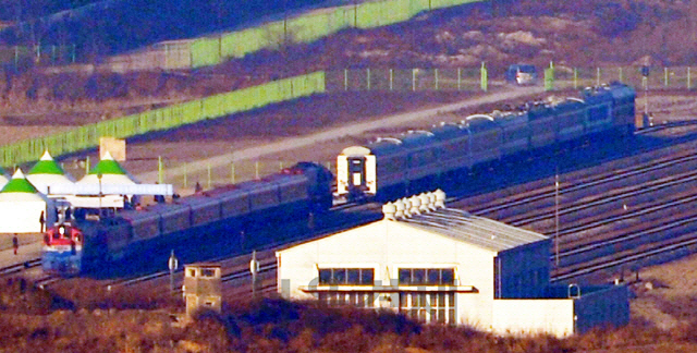 남북 철도·도로 연결 착공식 참석자를 실은 열차가 2018년 12월26일 오전 북측 판문역에 도착해 기다리고 있던 북측 열차와 함께 서 있다. /사진공동취재단