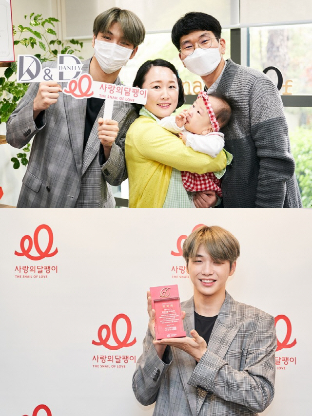 강다니엘이 김지연(가명) 아동 가족과 함께 기념 촬영을 하고 있다. / 사진=사랑의달팽이 제공