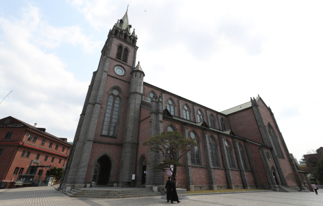 지난 12일 서울 중구 명동대성당이 코로나19로 부활절 미사를 온라인으로 진행하면서 한산한 모습이다./연합뉴스