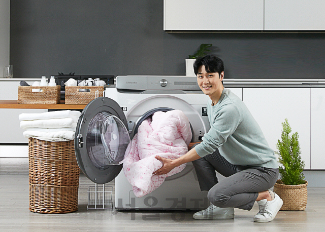 삼성전자 모델이 국내 최대 용량 24kg ‘그랑데AI’ 세탁기 신제품을 소개하고 있다. /사진제공=삼성전자