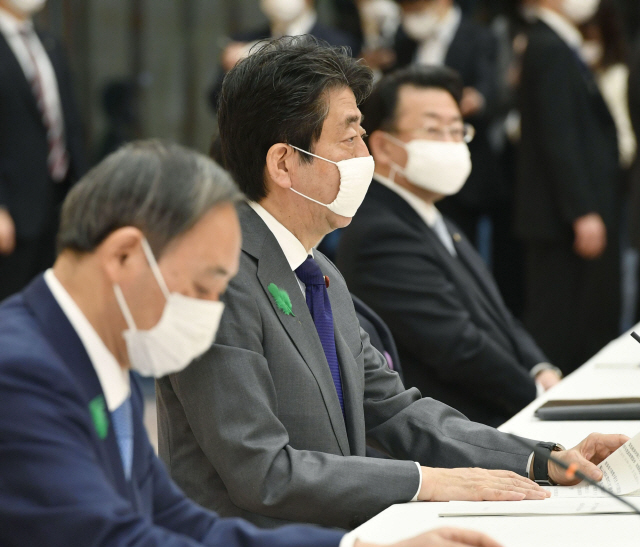아베 신조 일본 총리가 20일 총리 관저에서 열린 간담회에서 마스크를 쓴 채 발언하고 있다. /도쿄=연합뉴스