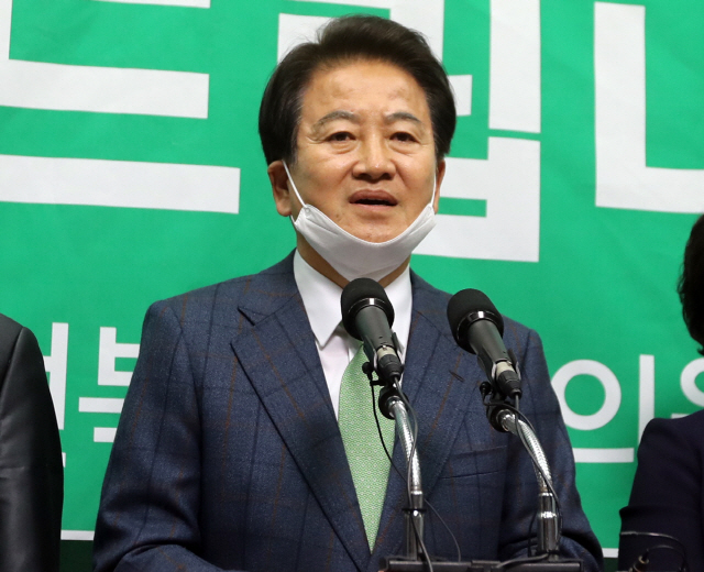 정동영 민생당 전주병 국회의원 후보가 16일 전북도의회에서 기자회견을 갖고 낙선 인사를 하고 있다./연합뉴스
