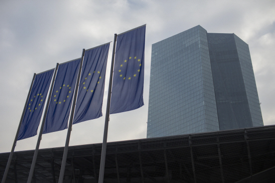독일 프랑크푸르트에 있는 유럽중앙은행(ECB) 본부에 걸린 유럽연합(EU) 깃발. /블룸버그