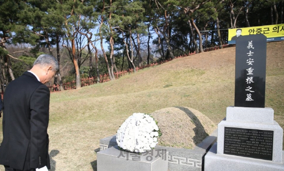 지난달 26일 안중근 의사 서거 110주기를 맞아 서울 용산구 효창공원의 안 의사 묘소(가묘)에서 박삼득 국가보훈처장이 묵념을 올리고 있다.   /연합뉴스
