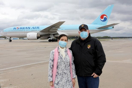 한국산 진단키트 맞으러 공항 나간 래리 호건 미 메릴랜드 주지사와 유미 호건 여사/래리 호건 미 메릴랜드 주지사 트위터 캡처