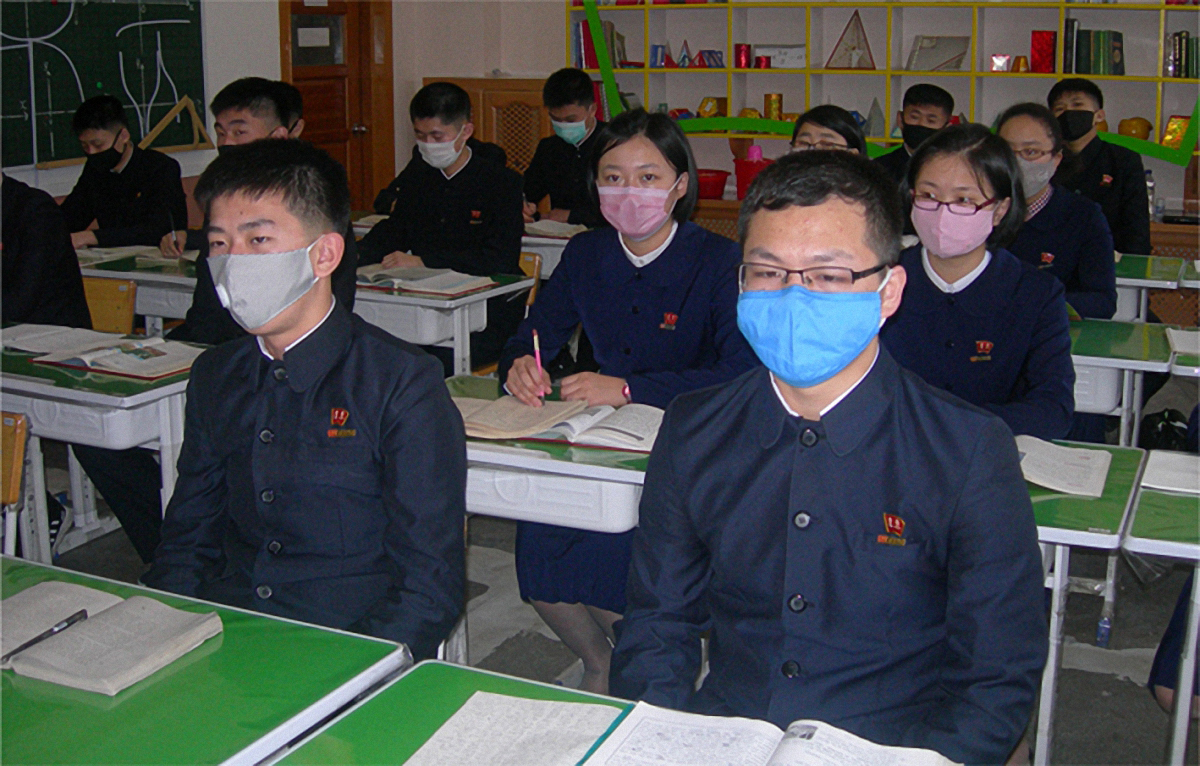 북한 대외선전매체 내나라는 20일 각급 대학과 고급중학교(고등학교)에서 학생들이 수업을 시작했다고 밝혔다. 마스크를 쓰고 수업에 참여 중인 북한 학생들의 모습. / 연합뉴스