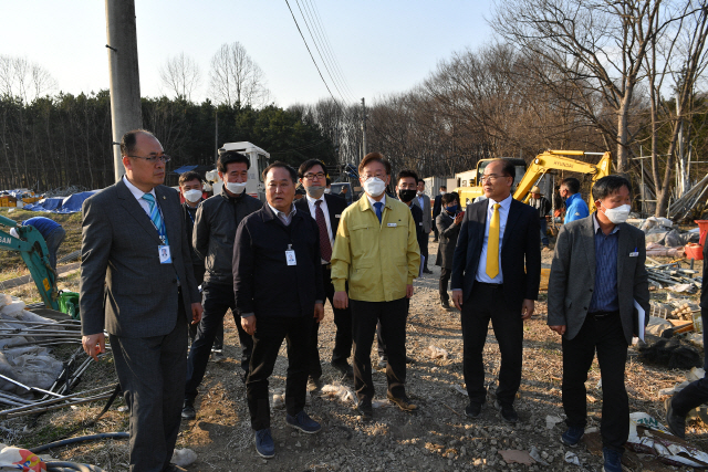 이재명(왼쪽 세번째) 경기도지사가 양평군 대심리에 있는 하천 및 계곡 불법시설물 철거 현장을 방문해 집행 상황을 살펴보고 있다. /사진제공=양평군