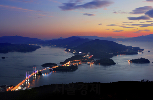 사천 삼천포 대교 야경.