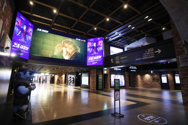 지난 20일 서울 시내 한 대형 영화관의 한산한 모습. 코로나19 감염 우려로 극장을 찾는 관객의 발길이 줄면서 지난 3월 영화 관객 수가 역대 최저치를 기록했다./연합뉴스